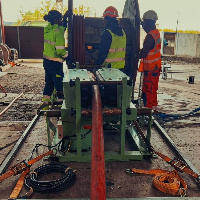 Outillage de tirage spécifique et convoyeur à câbles mécanisé sur chantier